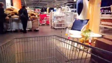 Liege,Belçika - 5 Nisan 2019: Ikea'da alışveriş, timelapse