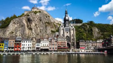 Dinant, Valonya/Belçika - 05 10 2019: Dinant Kalesi ve Notre Dame de Dinant Kilisesi ile Timelapse 