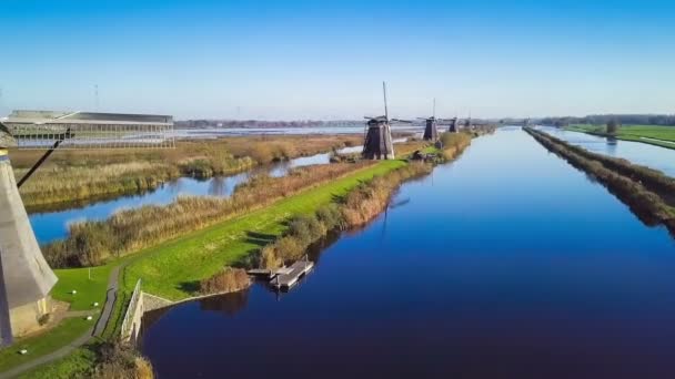 Vyhlídkové Záběry Větrných Mlýnů Podél Průplavu Nizozemsku — Stock video