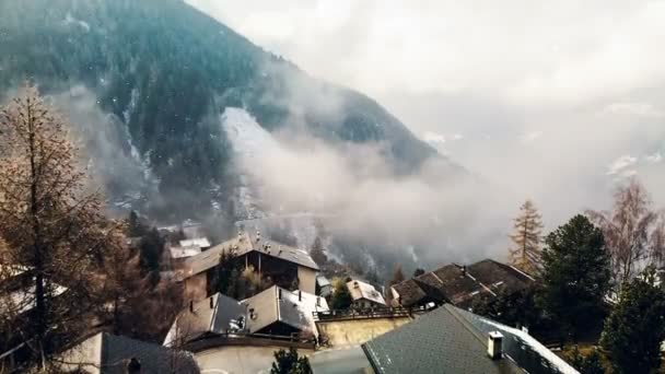 雲に覆われた山村の風光明媚なタイムラプス映像 — ストック動画