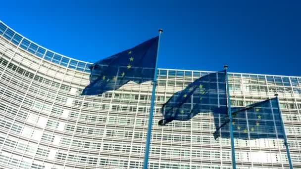 Vlaggen Van Europese Unie Zwaaien Wind Voor Europese Commissie Brussel — Stockvideo
