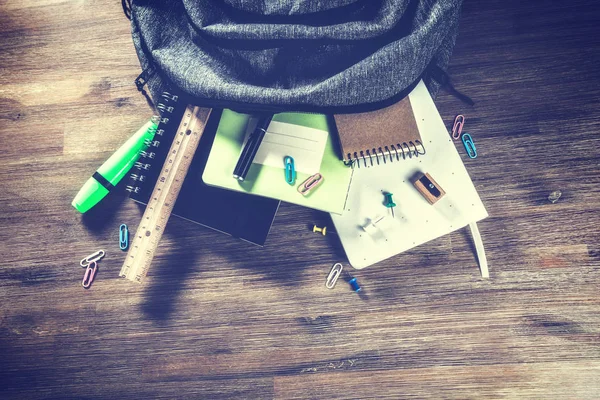 Zaino con materiale scolastico, vista dall'alto. Concetto di ritorno a scuola — Foto Stock