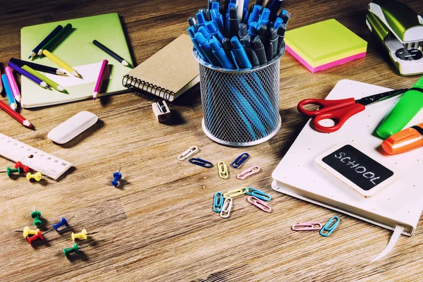 Fournitures scolaires colorées sur bureau en bois — Photo