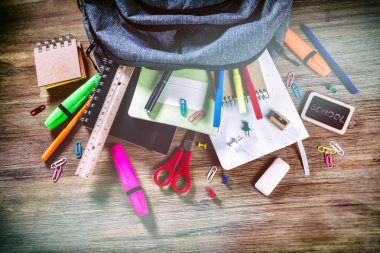 Okul malzemeleri ile sırt çantası. Okula geri dön