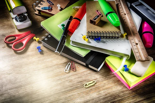 Coloridos útiles escolares sobre escritorio de madera. Regreso a la escuela — Foto de Stock