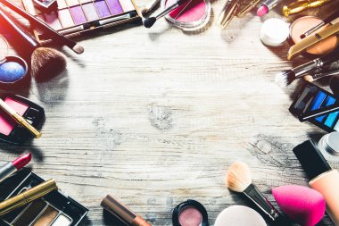 Çeşitli makyaj ürünleri ile renkli çerçeve