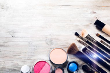 Çeşitli makyaj ürünleri ve fırçalar ile renkli set