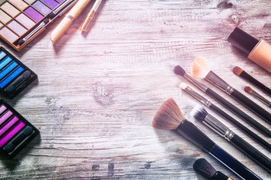 Çeşitli makyaj ürünleri ve fırçalar ile renkli set