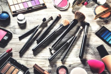 Çeşitli makyaj ürünleri ve fırçalar ile renkli set