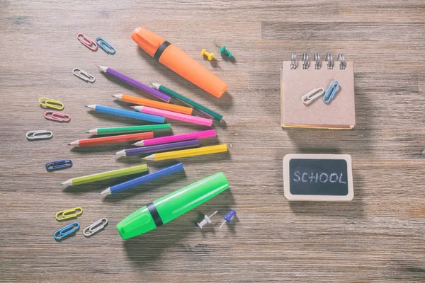 Coloridos útiles escolares sobre escritorio de madera. Regreso a la escuela —  Fotos de Stock