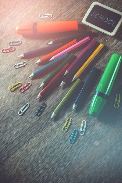 Fournitures scolaires colorées sur bureau en bois. Retour à l'école — Photo