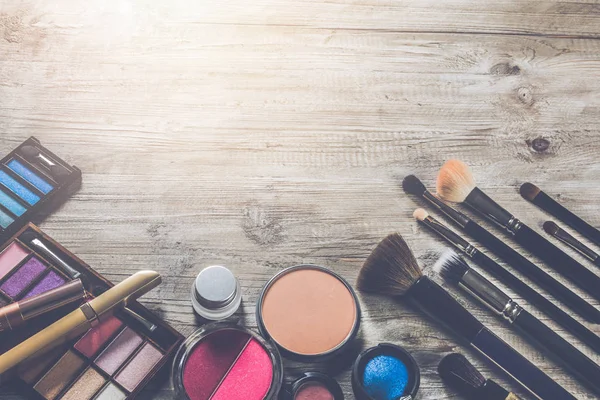 Çeşitli makyaj ürünleri ve fırçalar ile renkli set — Stok fotoğraf