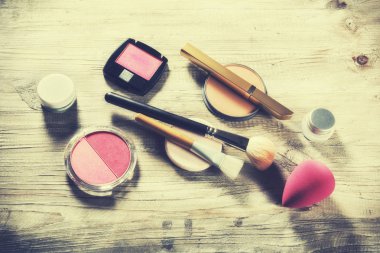 Çeşitli kozmetik ürünleri ve fırçalar ile makyaj seti