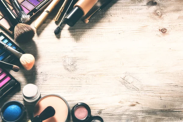 Marco colorido con varios productos de maquillaje. Fondo de belleza — Foto de Stock