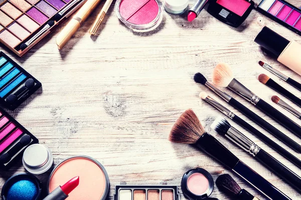 Marco colorido con varios productos de maquillaje. Fondo de belleza — Foto de Stock