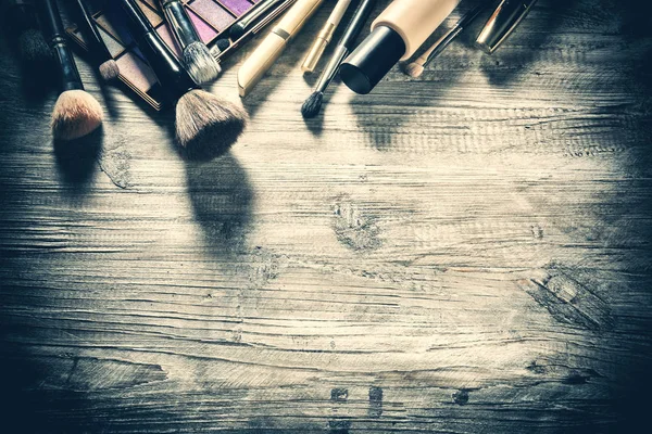 Zestaw do makijażu z różnymi produktami kosmetycznymi i pędzlami — Zdjęcie stockowe
