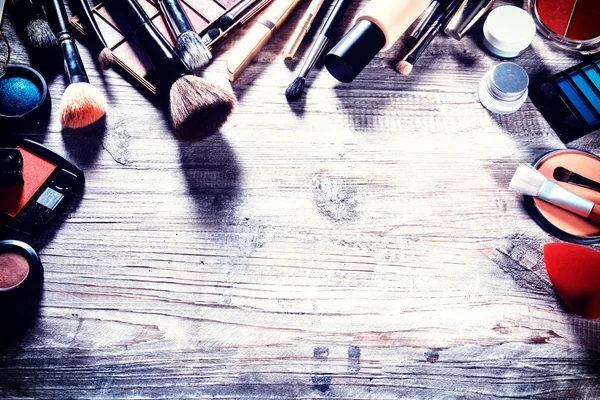 Kleurrijk frame met diverse make-up producten. Schoonheid achtergrond — Stockfoto