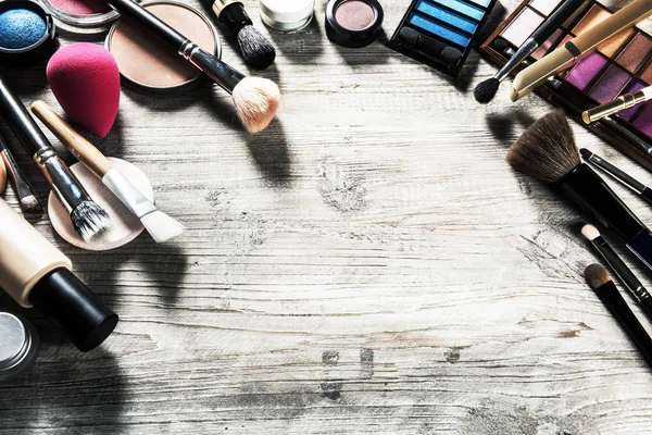 Marco colorido con varios productos de maquillaje. Fondo de belleza — Foto de Stock