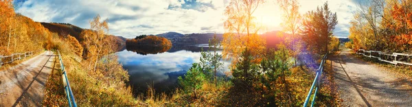 Панорамный Осенний Пейзаж Захватывающим Закатом Над Рекой — стоковое фото