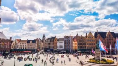 Bruges, Belçika - Temmuz 2019: Eski Market Meydanı (Grote markt) ile Timelapse turistler tarafından ziyaret, 4k
