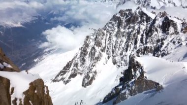 Mont Blanc sıradağlarının panoramik manzarası, 4k