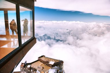 Chamonix, Fransa - 4 Nisan 2019 - Aiguille du Midi dağında panoramik küp, Mont Blanc kitsif, Alpler