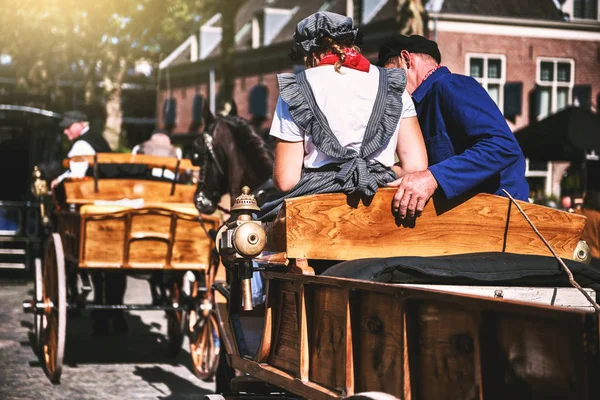 Agricoltori Olandesi Vestiti Con Abiti Tradizionali Mercato Locale Del Formaggio — Foto Stock