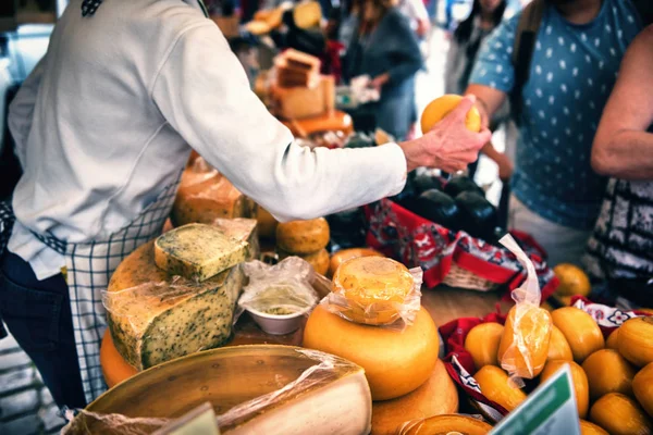 Holland Sajtok Kiválasztása Hagyományos Piacon Élelmiszer Háttér Stock Kép
