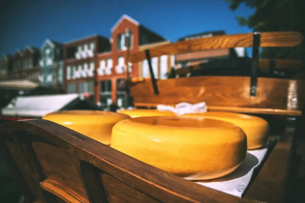 네덜란드 치즈는 전통적 시장에서 음식의 스톡 사진