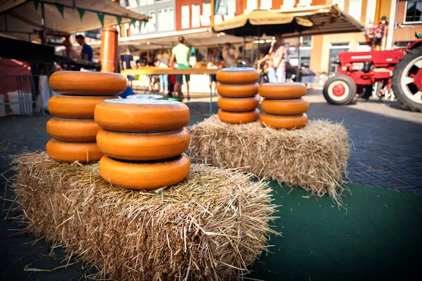 Hollandse Kaas Rondes Weergegeven Hooiberg Traditionele Markt Voedselachtergrond Rechtenvrije Stockafbeeldingen