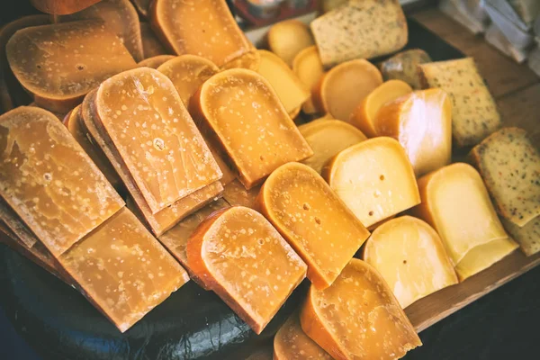 Auswahl Holländischen Käse Auf Dem Traditionellen Bauernmarkt Lebensmittel Hintergrund lizenzfreie Stockbilder