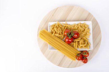 Pasta italiana con pomodori