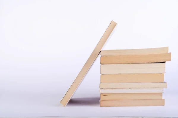 Beyaz arkaplan üzerine kitap yığını