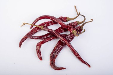 peperoncino rosso piccante su sfondo bianco