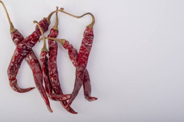 peperoncino rosso piccante su sfondo bianco