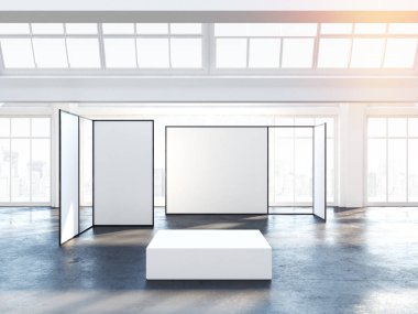 Boş duvarlara 3d render ile beyaz iç parlak sergi salonunda