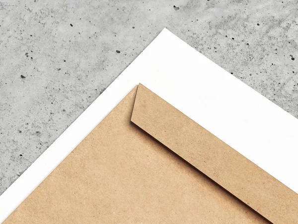 Enveloppe marron et papier blanc, rendu 3d — Photo
