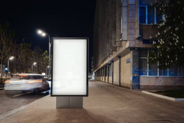 Gece şehir bir sokakta boş ışıklı afiş. 3D render