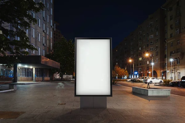 Banner iluminado em branco em uma rua na cidade noturna. Renderização 3d — Fotografia de Stock