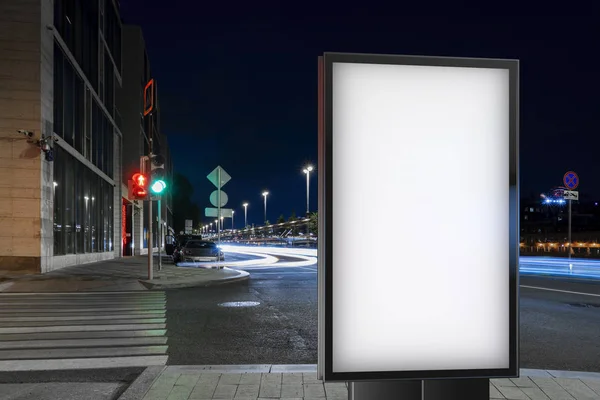 Banner em branco em uma rua na cidade. Renderização 3d — Fotografia de Stock