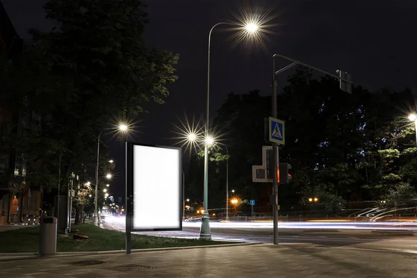 Banner em branco em uma rua na cidade. Renderização 3d — Fotografia de Stock