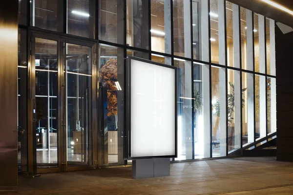 Lege verlichte banner op een straat in de stad van de nacht. 3D-rendering — Stockfoto