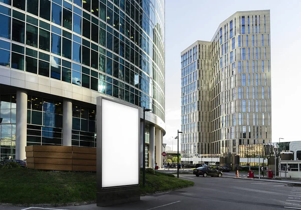 Пустой белый баннер рядом с бизнес-центром и небоскребами. 3d-рендеринг — стоковое фото