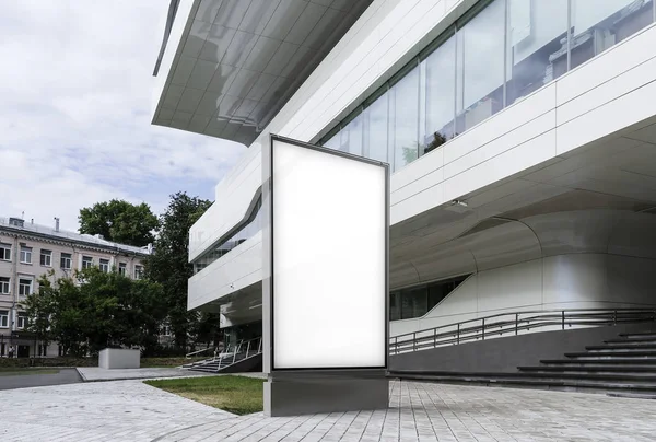 Banner branco em branco ao lado do moderno centro de negócios. Renderização 3d — Fotografia de Stock