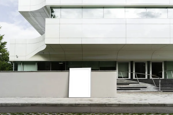 Affiche blanche vierge à côté du centre d'affaires moderne blanc. Rendu 3d — Photo