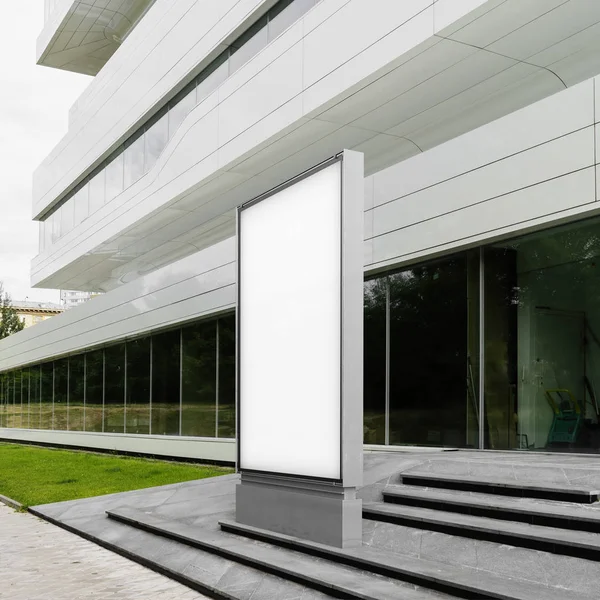 Порожній білий банер поруч з білою сучасною будівлею, вид збоку. 3D візуалізація — стокове фото