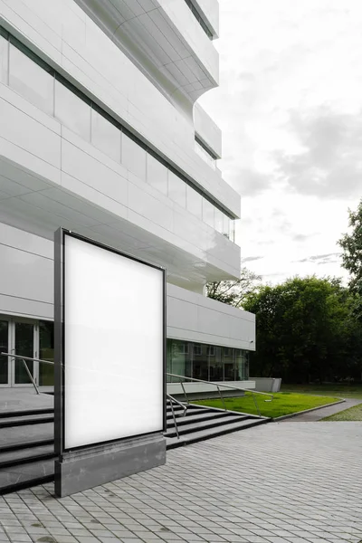 Leere vertikale Fahne neben weißem modernen Gebäude, Seitenansicht. 3D-Darstellung — Stockfoto