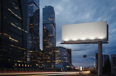 Boş billboard gökdelenler yanındaki alacakaranlıkta. 3D render
