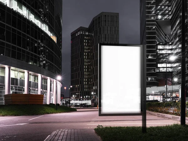 Leere beleuchtete Banner in der Nacht in der Nähe von Hochhäusern. 3D-Darstellung — Stockfoto