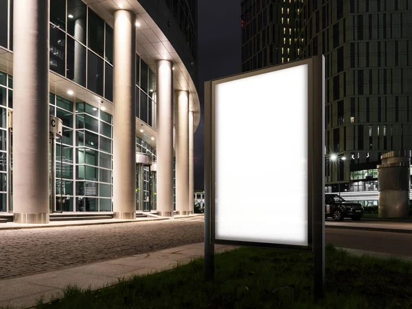 Alacakaranlıkta iş merkezi yanındaki boş ışıklı afiş. 3D render — Stok fotoğraf
